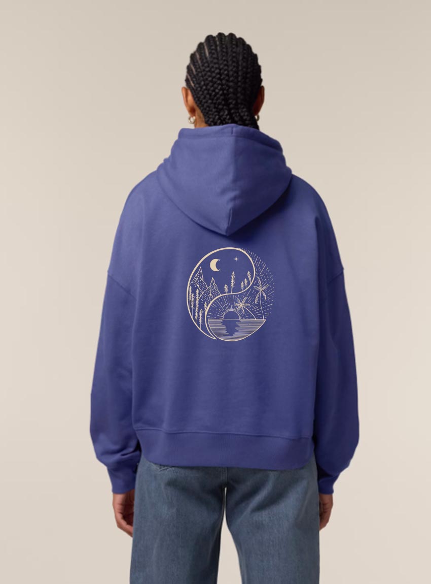 Sweat femme en coton biologique de couleur mauve avec un dessin représentant un yin et yang de la nature, d'un coté les montagnes et de l'autre la plage la sérigraphie est de couleur beige.