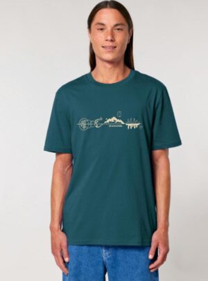 Tshirt homme manche courte en coton biologique de couleur bleu ardoise avec un dessin représentant les éléments de la nature sur une ligne avec l'inscription des racines aux étoiles la de sérigraphie est de couleur beige.