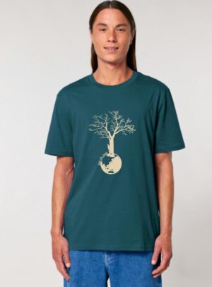 Tshirt homme manche courte couleur bleu ardoise avec le dessin d'un arbre sur une planète et sérigraphie de couleur beige.
