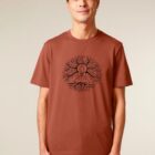 Tshirt homme manche courte coton biologique couleur terracotta avec le dessin d'un bouddha sur des racines et entouré de branches d'arbre, la sérigraphie est de couleur noir.