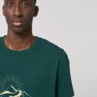 Tshirt homme manche courte en coton biologique couleur vert sapin avec le dessin d'une montagne et inscrit silence de sérigraphie beige.