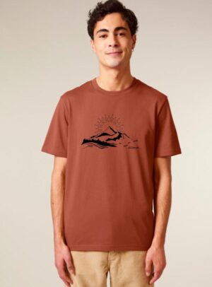 Tshirt homme manche courte en coton biologique couleur terracotta avec le dessin d'une montagne et inscrit silence de sérigraphie noir.