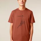 Tshirt manche courte en coton bio pour homme de couleur terracotta avec un dessin représentant une baleine avec des motifs polynésiens et la sérigraphie est de couleur noir .