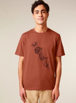 Tshirt manche courte en coton bio pour homme de couleur terracotta avec un dessin représentant les cinq éléments et la sérigraphie est de couleur noir.