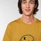 Tshirt homme manche courte coton biologique couleur ocre avec le dessin d'un yin et yang de la nature, d'un coté les montagnes et de l'autre la plage la sérigraphie est de couleur noir.