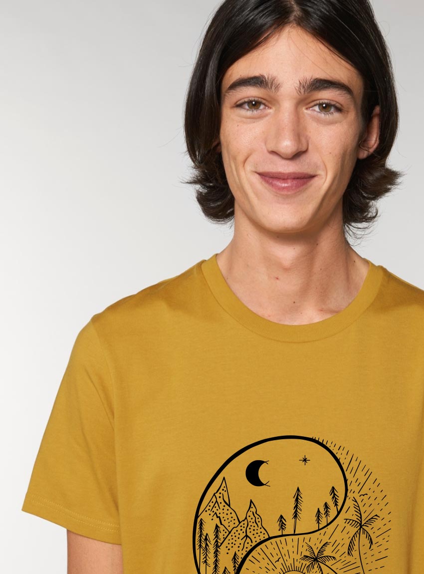 Tshirt homme manche courte coton biologique couleur ocre avec le dessin d'un yin et yang de la nature, d'un coté les montagnes et de l'autre la plage la sérigraphie est de couleur noir.