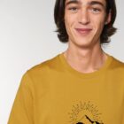 Tshirt homme manche courte en coton biologique couleur ocre avec le dessin d'une montagne et inscrit silence de sérigraphie noir.