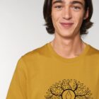 Tshirt homme manche courte coton biologique couleur ocre avec le dessin d'un bouddha sur des racines et entouré de branches d'arbre, la sérigraphie est de couleur noir.