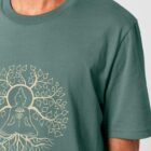 Tshirt homme manche courte coton biologique couleur vert jade avec le dessin d'un bouddha sur des racines et entouré de branches d'arbre, la sérigraphie est de couleur beige.