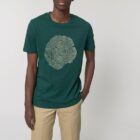 Tshirt homme manche courte en coton biologique de couleur vert sapin avec le dessin d'une coupe de bois formée par des petits animaux la sérigraphie est de couleur beige.