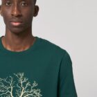 Tshirt homme manche courte couleur vert sapin avec le dessin d'un arbre sur une planète et sérigraphie de couleur beige.