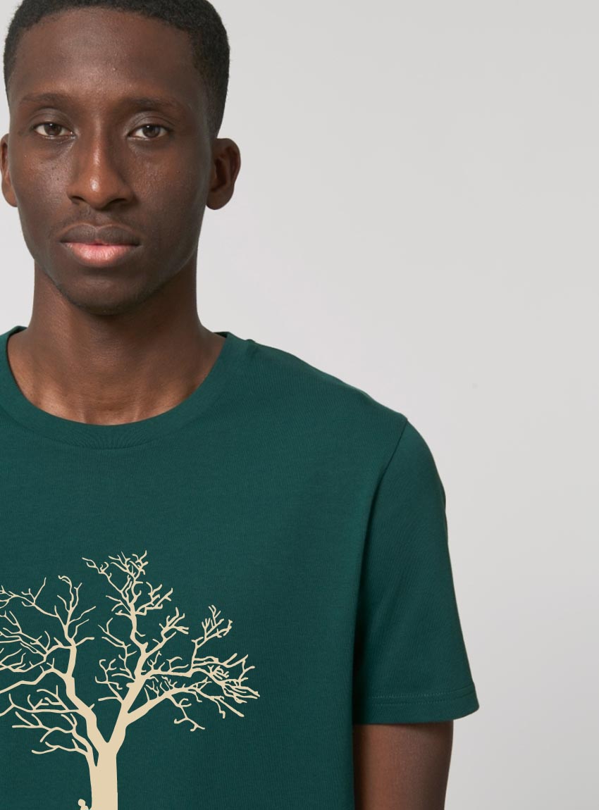 Tshirt homme manche courte couleur vert sapin avec le dessin d'un arbre sur une planète et sérigraphie de couleur beige.