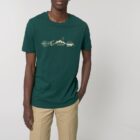 Tshirt homme manche courte en coton biologique de couleur vert sapin avec un dessin représentant les éléments de la nature sur une ligne avec l'inscription des racines aux étoiles la de sérigraphie est de couleur beige.