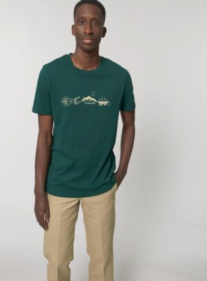 Tshirt homme manche courte en coton biologique de couleur vert sapin avec un dessin représentant les éléments de la nature sur une ligne avec l'inscription des racines aux étoiles la de sérigraphie est de couleur beige.