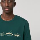 Tshirt homme manche courte en coton biologique de couleur vert sapin avec un dessin représentant les éléments de la nature sur une ligne avec l'inscription des racines aux étoiles la de sérigraphie est de couleur beige.
