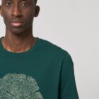 Tshirt homme manche courte en coton biologique de couleur vert sapin avec le dessin d'une coupe de bois formée par des petits animaux la sérigraphie est de couleur beige.
