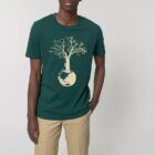 Tshirt homme manche courte couleur vert sapin avec le dessin d'un arbre sur une planète et sérigraphie de couleur beige.