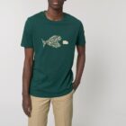 Tshirt homme manche courte coton biologique couleur vert sapin avec le dessin d'un poisson en forme de vélo qui mange un 4x4 avec une sérigraphie beige.