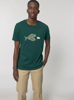 Tshirt homme manche courte coton biologique couleur vert sapin avec le dessin d'un poisson en forme de vélo qui mange un 4x4 avec une sérigraphie beige.