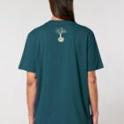 Tshirt homme manche courte en coton biologique de couleur ardoise vue de dos avec le dessin de la marque entre les épaules et la sérigraphie est de couleur beige.