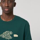 Tshirt homme manche courte coton biologique couleur vert sapin avec le dessin d'un poisson en forme de vélo qui mange un 4x4 avec une sérigraphie beige.