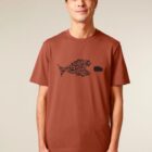 Tshirt homme manche courte coton biologique couleur terracotta avec le dessin d'un poisson en forme de vélo qui mange un 4x4 avec une sérigraphie noir.