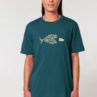 Tshirt homme manche courte coton biologique couleur bleu ardoise avec le dessin d'un poisson en forme de vélo qui mange un 4x4 avec une sérigraphie beige.