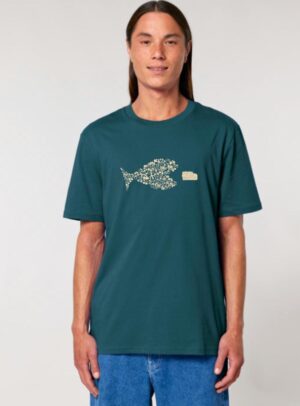 Tshirt homme manche courte coton biologique couleur bleu ardoise avec le dessin d'un poisson en forme de vélo qui mange un 4x4 avec une sérigraphie beige.
