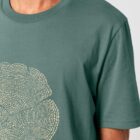 Tshirt homme manche courte en coton biologique de couleur vert jade avec le dessin d'une coupe de bois formée par des petits animaux la sérigraphie est de couleur beige.