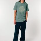 Tshirt homme manche courte en coton biologique de couleur vert jade avec le dessin d'une coupe de bois formée par des petits animaux la sérigraphie est de couleur beige.