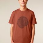 Tshirt homme manche courte en coton biologique de couleur terracotta avec le dessin d'une coupe de bois formée par des petits animaux la sérigraphie est de couleur noir.