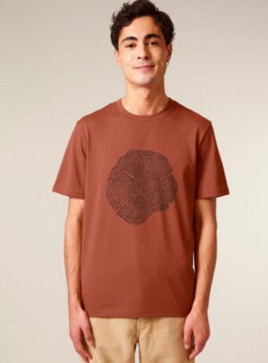 Tshirt homme manche courte en coton biologique de couleur terracotta avec le dessin d'une coupe de bois formée par des petits animaux la sérigraphie est de couleur noir.