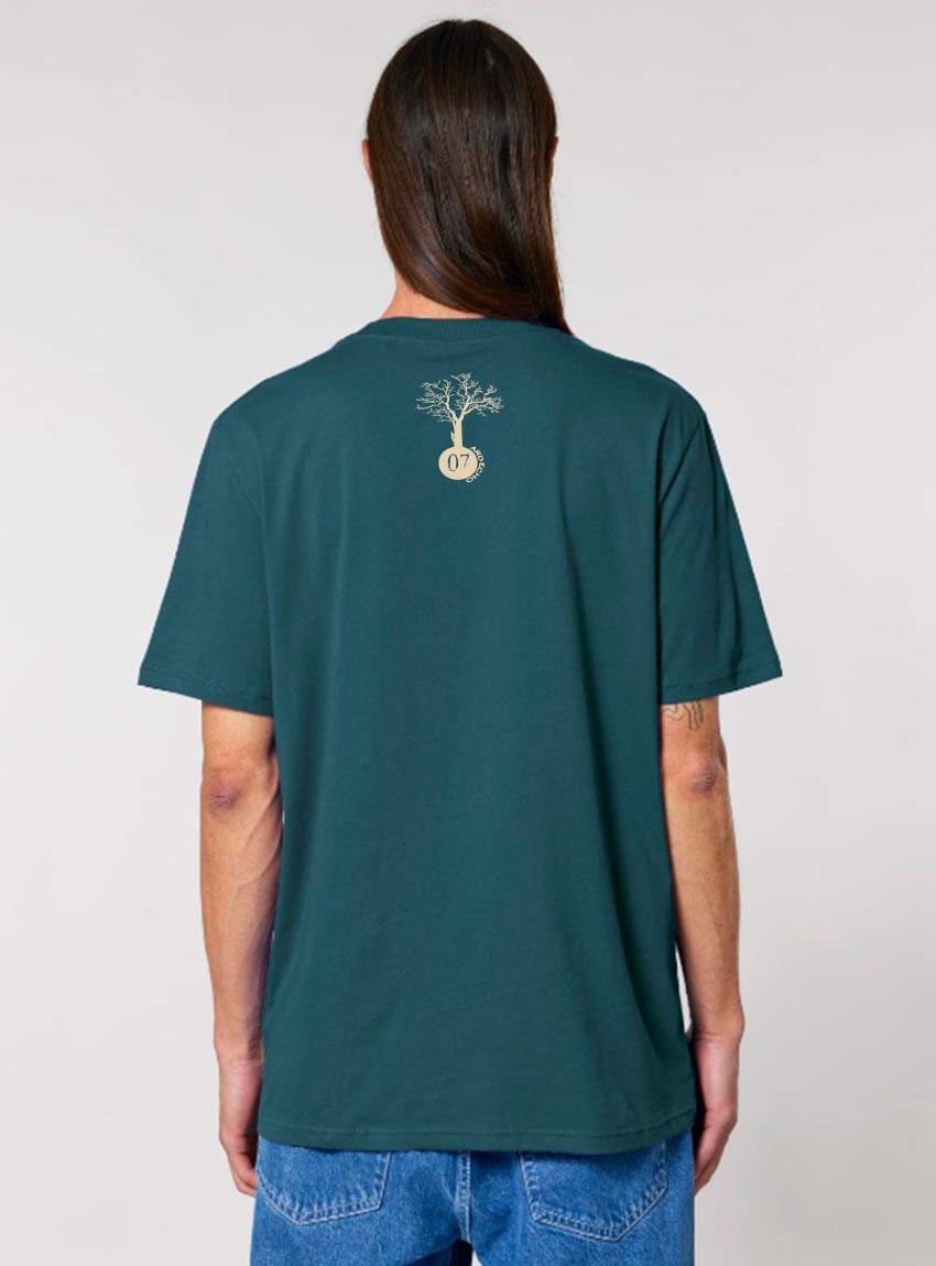 Tshirt homme manche courte en coton biologique de couleur ardoise vue de dos avec le dessin de la marque entre les épaules et la sérigraphie est de couleur beige.