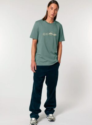 Tshirt homme manche courte en coton biologique de couleur vert jade avec un dessin représentant les éléments de la nature sur une ligne avec l'inscription des racines aux étoiles la de sérigraphie est de couleur beige.