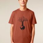 Tshirt homme manche courte couleur terracotta avec le dessin d'un arbre sur une planète et sérigraphie de couleur noir.