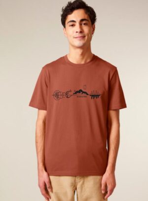 Tshirt homme manche courte en coton biologique de couleur terracotta avec un dessin représentant les éléments de la nature sur une ligne avec l'inscription des racines aux étoiles la de sérigraphie est de couleur noir.