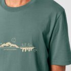 Tshirt homme manche courte en coton biologique de couleur vert jade avec un dessin représentant les éléments de la nature sur une ligne avec l'inscription des racines aux étoiles la de sérigraphie est de couleur beige.
