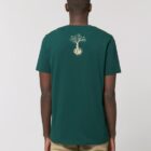 Tshirt homme manche courte en coton biologique de couleur vert sapin vue de dos avec le dessin de la marque entre les épaules et la sérigraphie est de couleur beige.