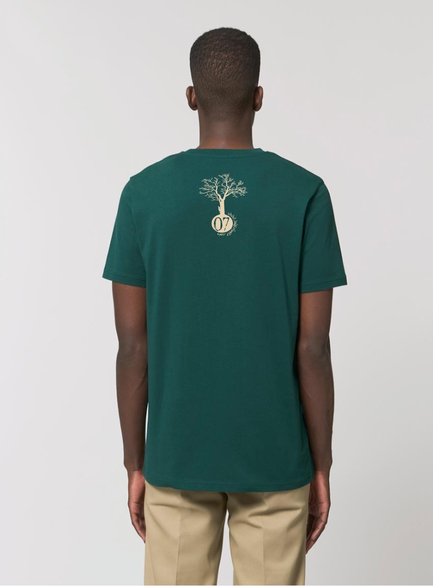 Tshirt homme manche courte en coton biologique de couleur vert sapin vue de dos avec le dessin de la marque entre les épaules et la sérigraphie est de couleur beige.