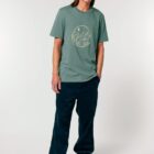 Tshirt homme manche courte coton biologique couleur vert jade avec le dessin d'un yin et yang de la nature, d'un coté les montagnes et de l'autre la plage la sérigraphie est de couleur beige.