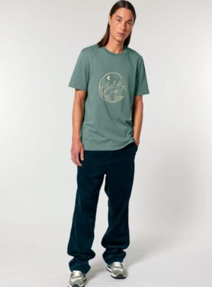Tshirt homme manche courte coton biologique couleur vert jade avec le dessin d'un yin et yang de la nature, d'un coté les montagnes et de l'autre la plage la sérigraphie est de couleur beige.