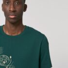 Tshirt manche courte en coton bio pour homme de couleur vert sapin avec un dessin représentant les cinq éléments et la sérigraphie est de couleur beige .