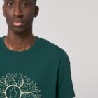 Tshirt homme manche courte coton biologique couleur vert sapin avec le dessin d'un bouddha sur des racines et entouré de branches d'arbre, la sérigraphie est de couleur beige.