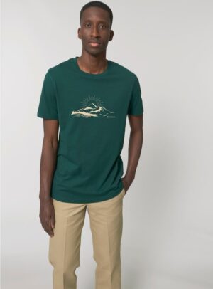 Tshirt homme manche courte en coton biologique couleur vert sapin avec le dessin d'une montagne et inscrit silence de sérigraphie beige.