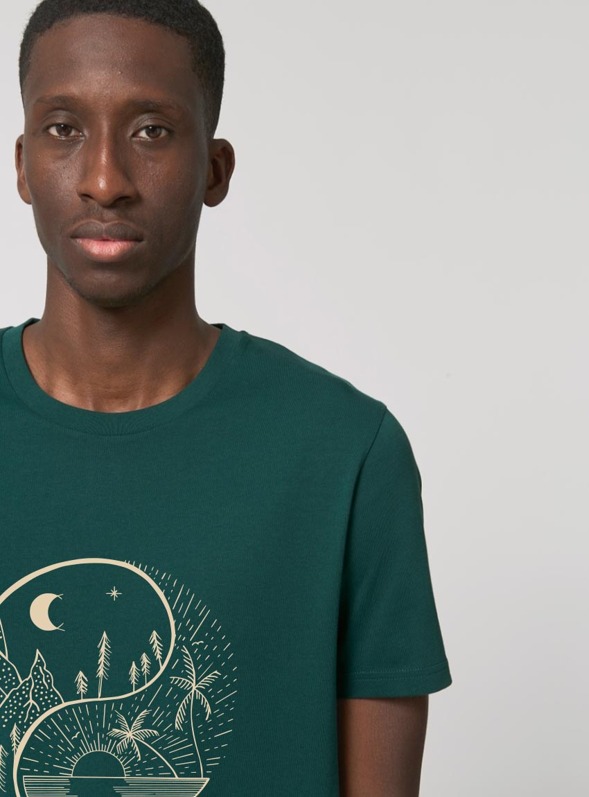 Tshirt homme manche courte coton biologique couleur vert sapin avec le dessin d'un yin et yang de la nature, d'un coté les montagnes et de l'autre la plage la sérigraphie est de couleur beige.