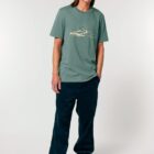 Tshirt homme manche courte en coton biologique couleur vert jade avec le dessin d'une montagne et inscrit silence de sérigraphie beige.