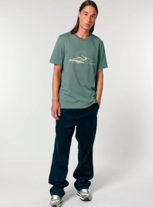 Tshirt homme manche courte en coton biologique couleur vert jade avec le dessin d'une montagne et inscrit silence de sérigraphie beige.