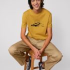 Tshirt homme manche courte en coton biologique couleur ocre avec le dessin d'une montagne et inscrit silence de sérigraphie noir.
