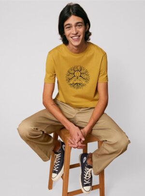 Tshirt homme manche courte coton biologique couleur ocre avec le dessin d'un bouddha sur des racines et entouré de branches d'arbre, la sérigraphie est de couleur noir.