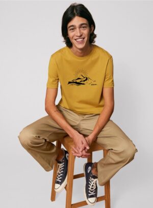 Tshirt homme manche courte en coton biologique couleur ocre avec le dessin d'une montagne et inscrit silence de sérigraphie noir.